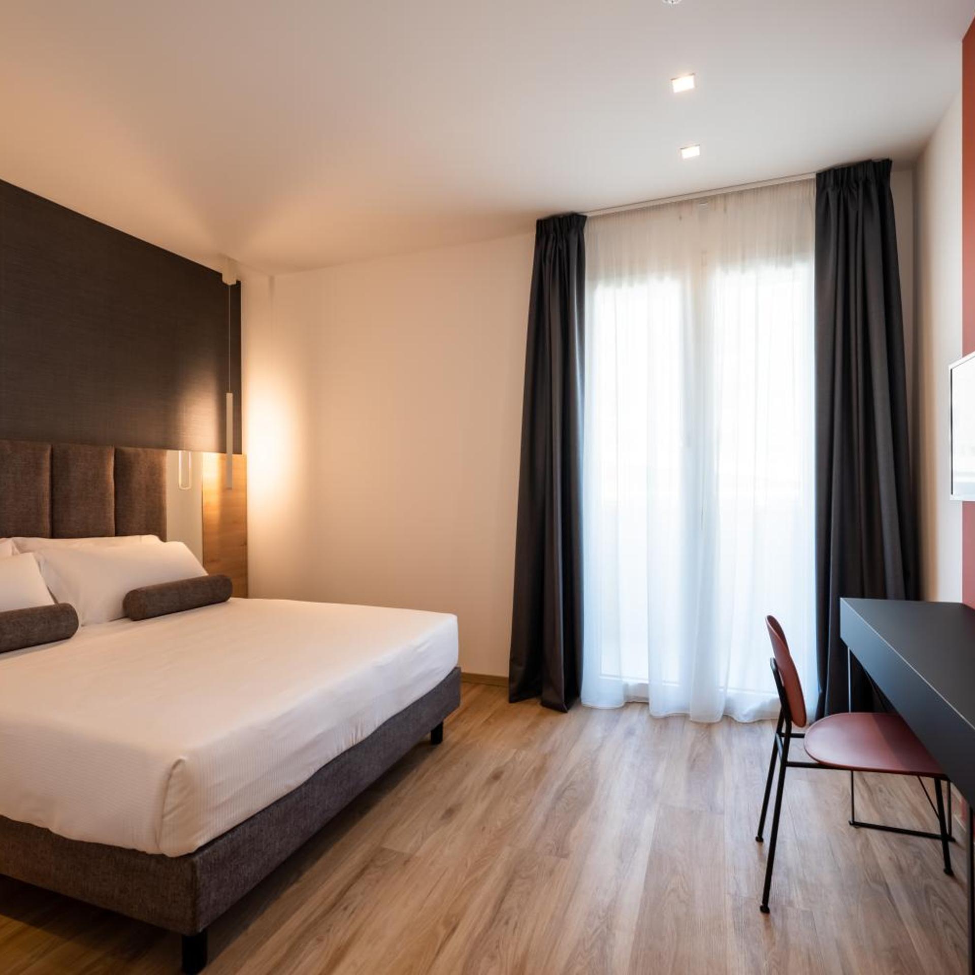 Superior, Double Bed, Side Sea View, Balcony