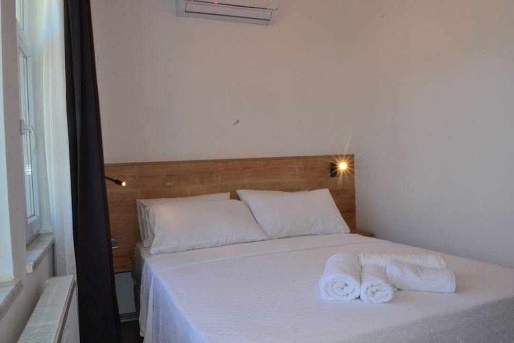 Parli Hotel 20/45