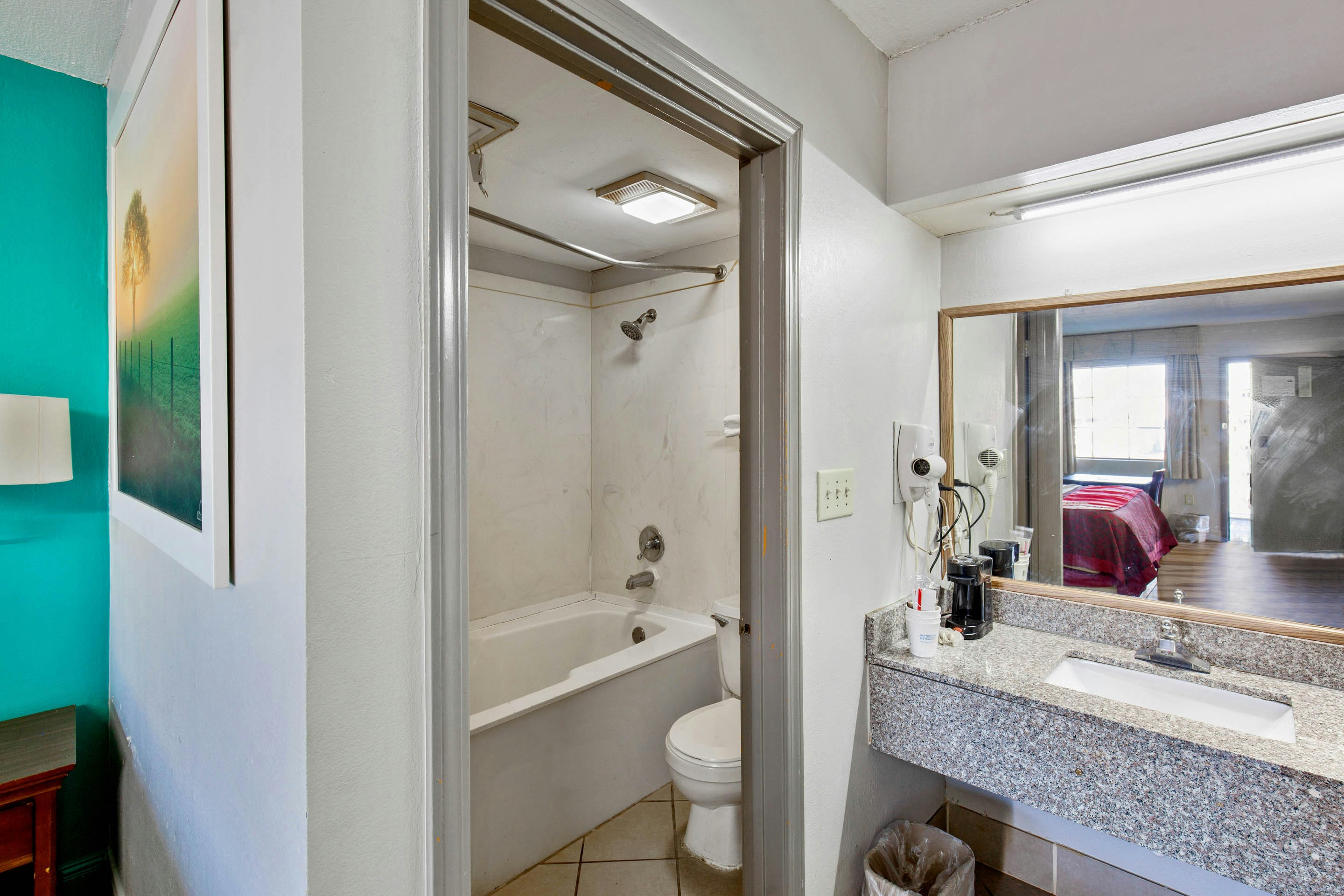 غرفة بسرير كينج للمدخنين بحوض جاكوزي، Hotel O Columbia Downtown near I-65 4/4