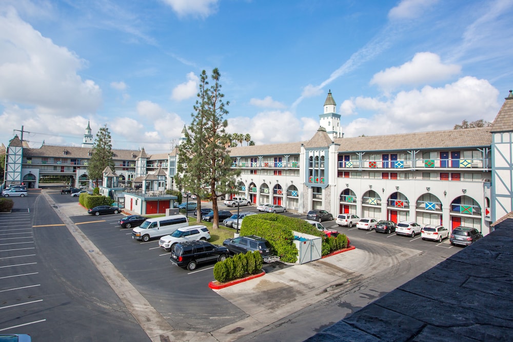Castle Inn And Suites 23/38