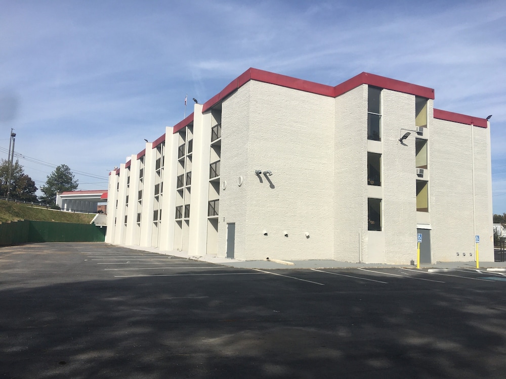 Peachtree Inn & Suites 1/8