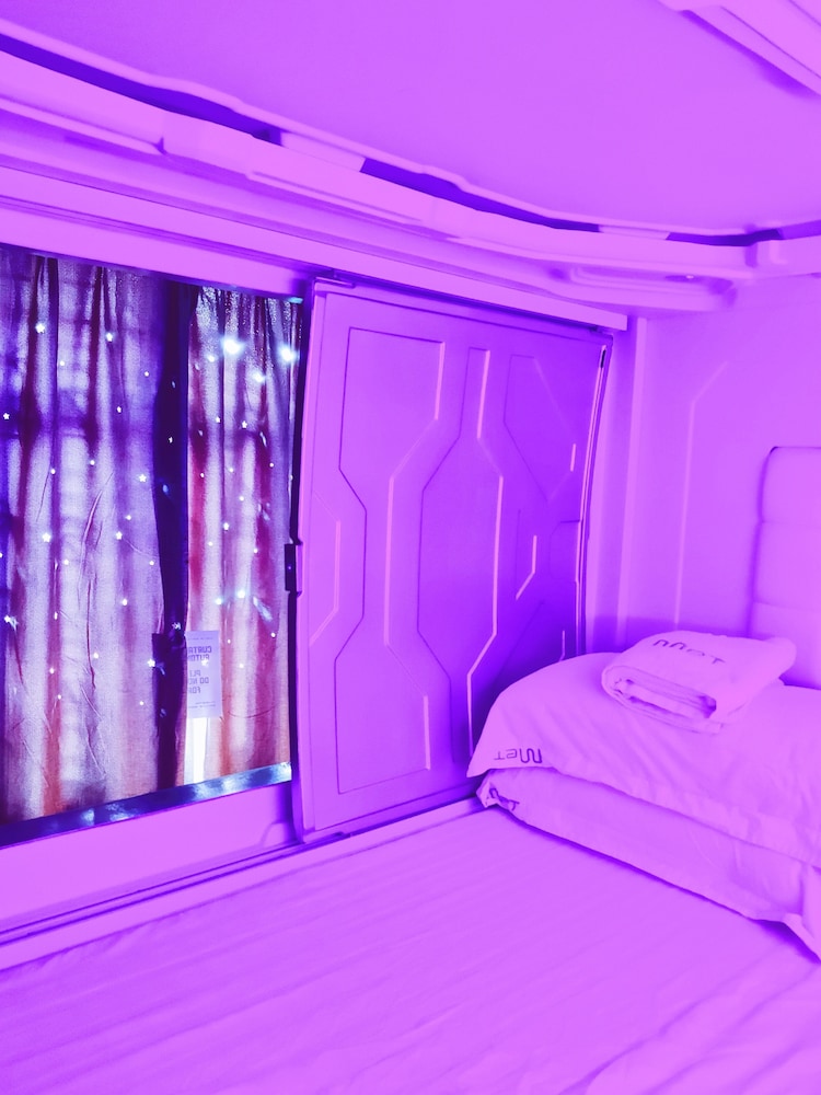 Met A Space Pod @ Arab Street 10/50