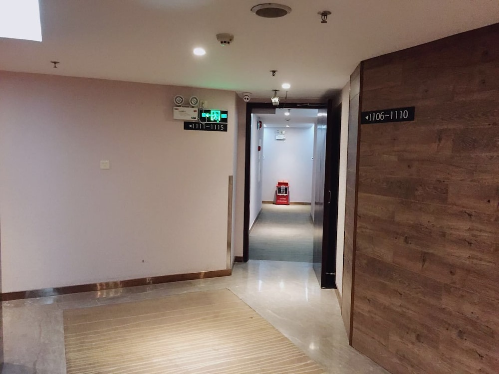 Insail Hotel (Guangyuanxincun Jingtai Pedestrian Street Guangzhou) 4/19