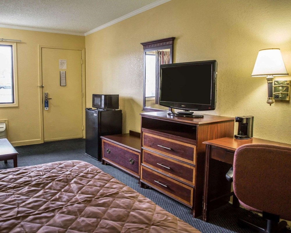 Rodeway Inn and Suites Plymouth Hwy 64 48/55