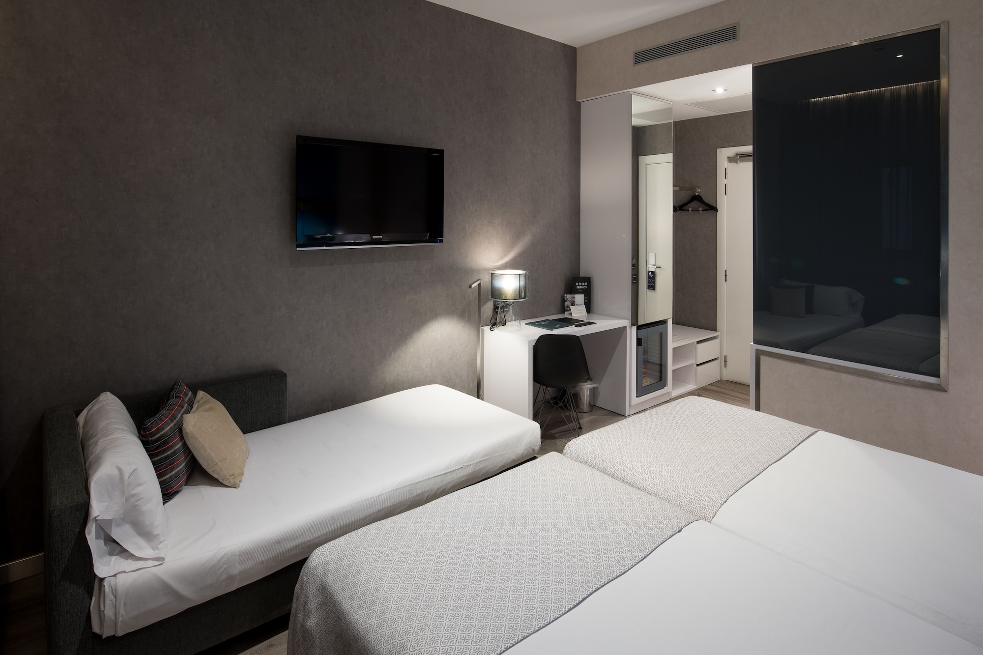 ROOM, TRIPLE