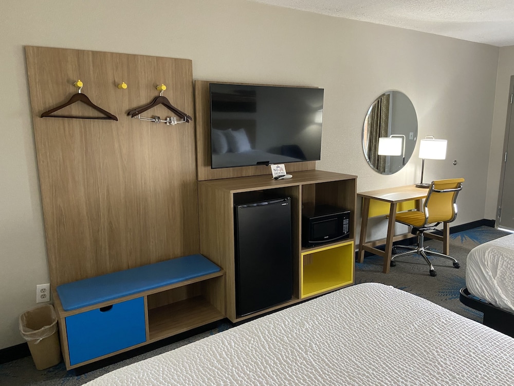 Days Inn by Wyndham Newnan 21/43