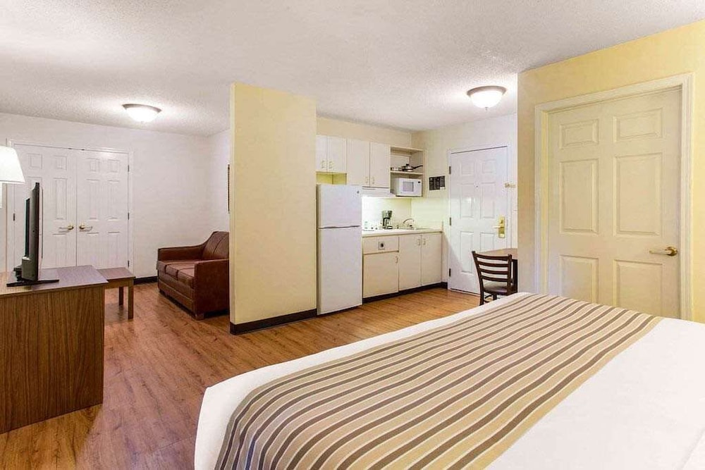 Studio 6 Extended Stay - Myrtle Beach, SC 33/60