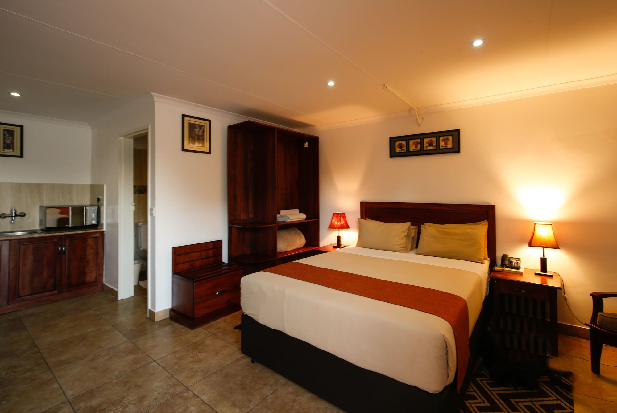 ROOM, DOUBLE BED