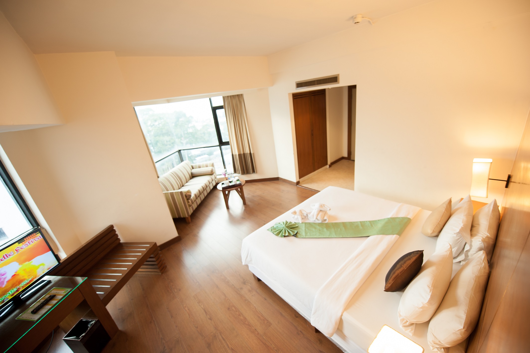 غرفة تنفيذية، The Seasons Pattaya 2/3