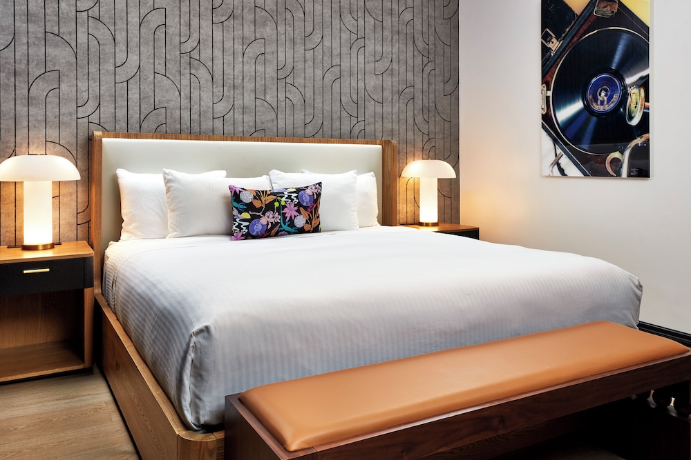 EXECUTIVE, KING BED