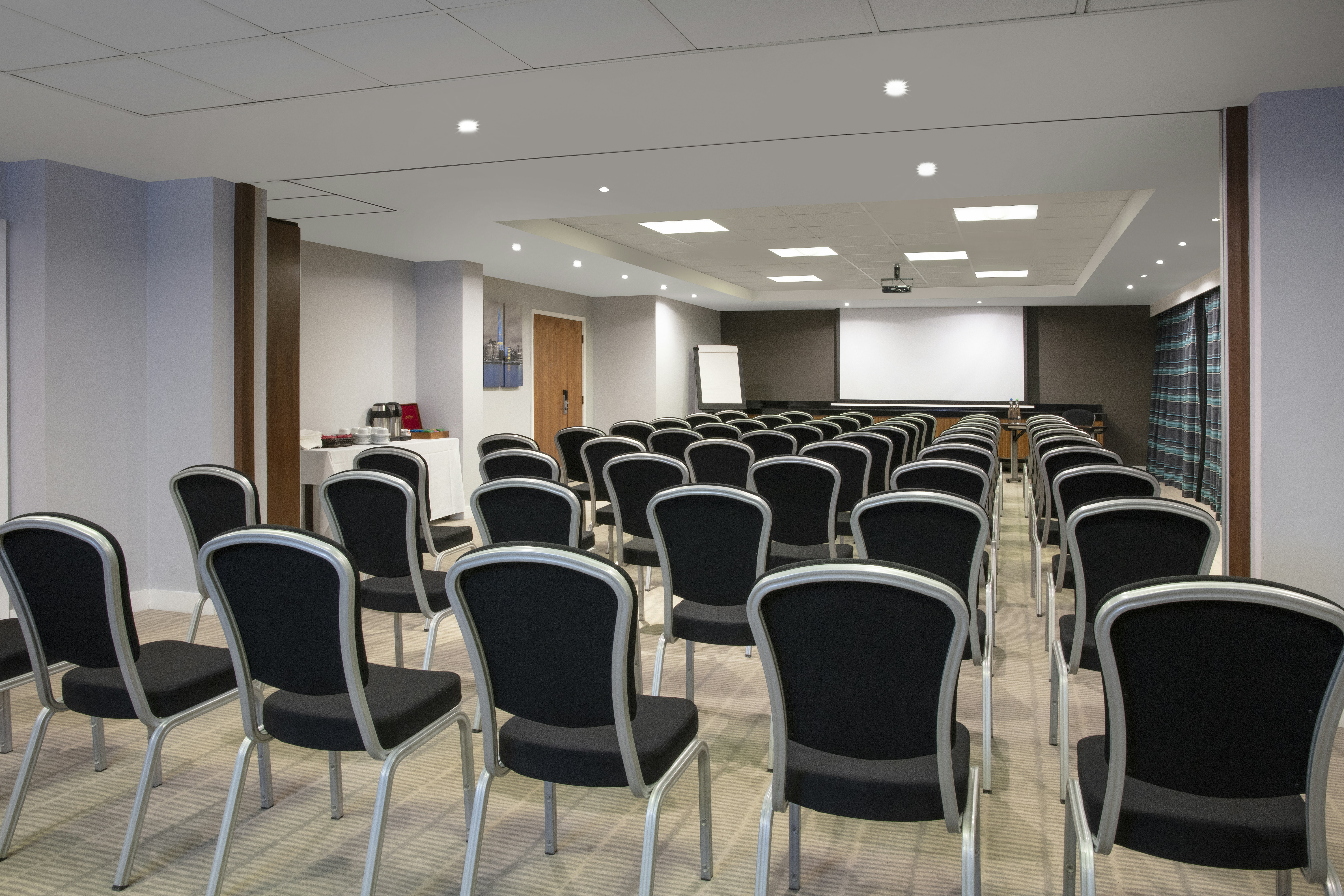 Holiday Inn Express London Heathrow T5 64/70