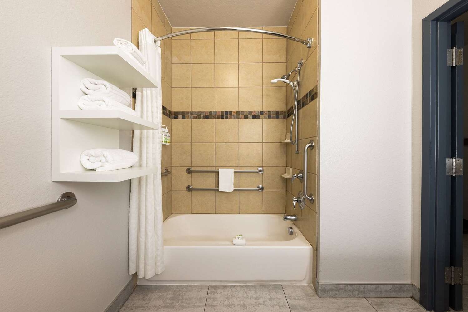 La Quinta Inn & Suites by Wyndham Ft. Worth - Forest Hill TX 48/49