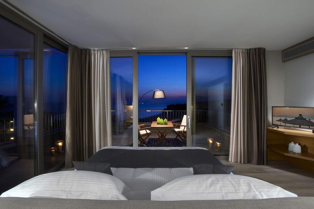 Blue Dolphin Hotel 33/44