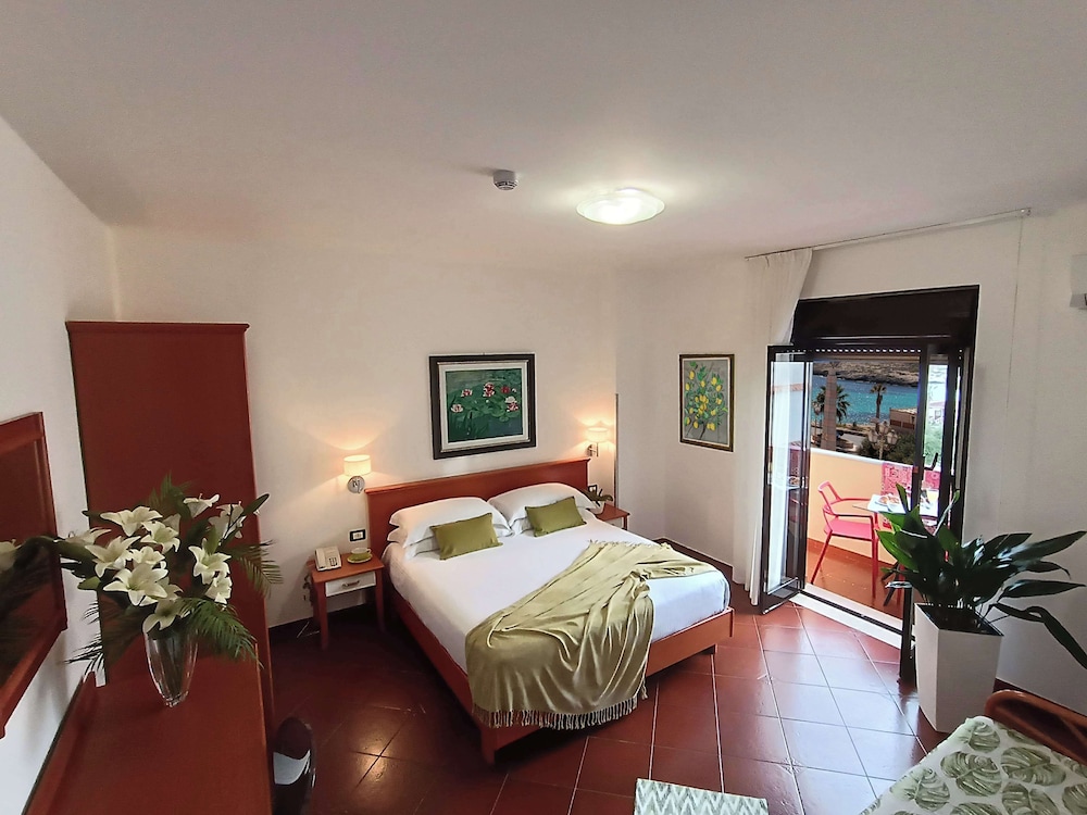 Superior, 1 Queen and 1 Single Bed, Convertible Double Bed, Sea View, Balcony