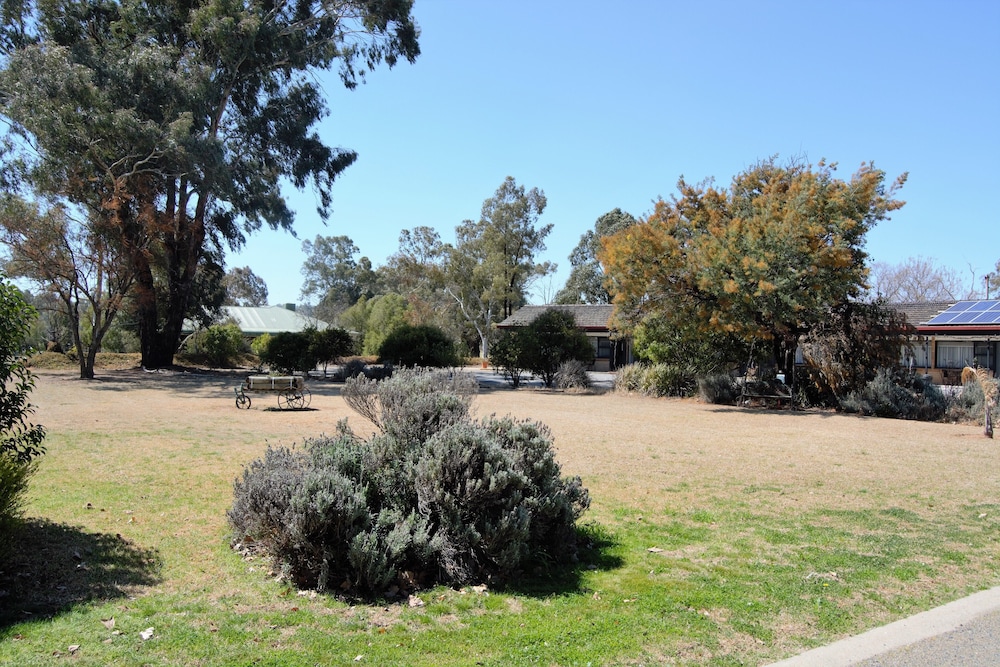 Civic Motor Inn Cowra 63/71