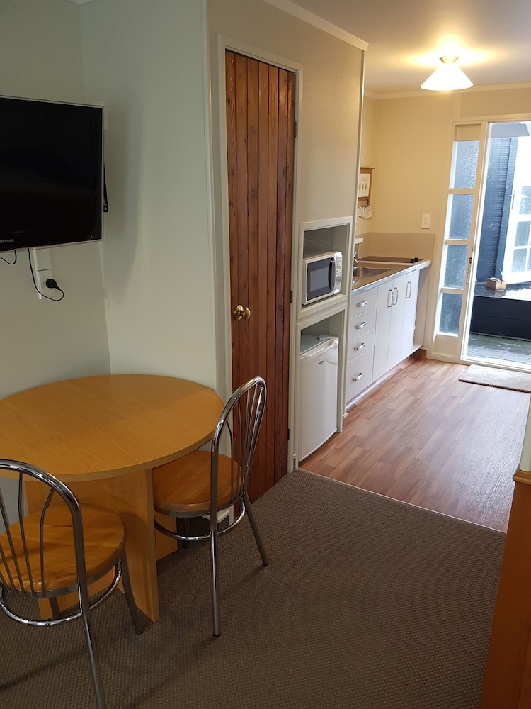 Cottage Mews Motel 54/72