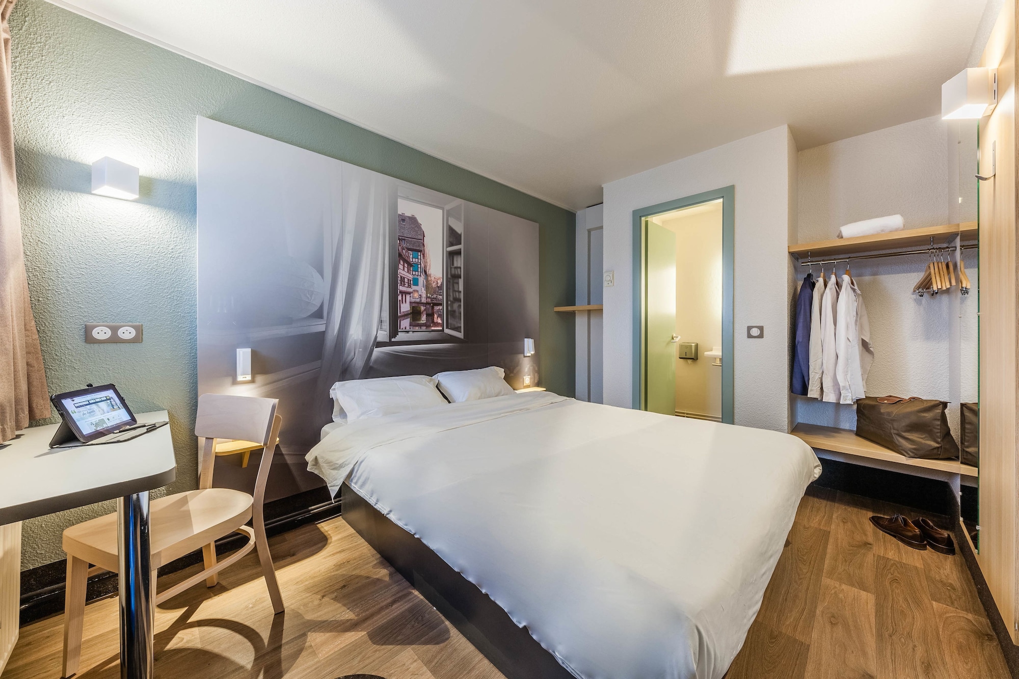 ROOM, DOUBLE BED