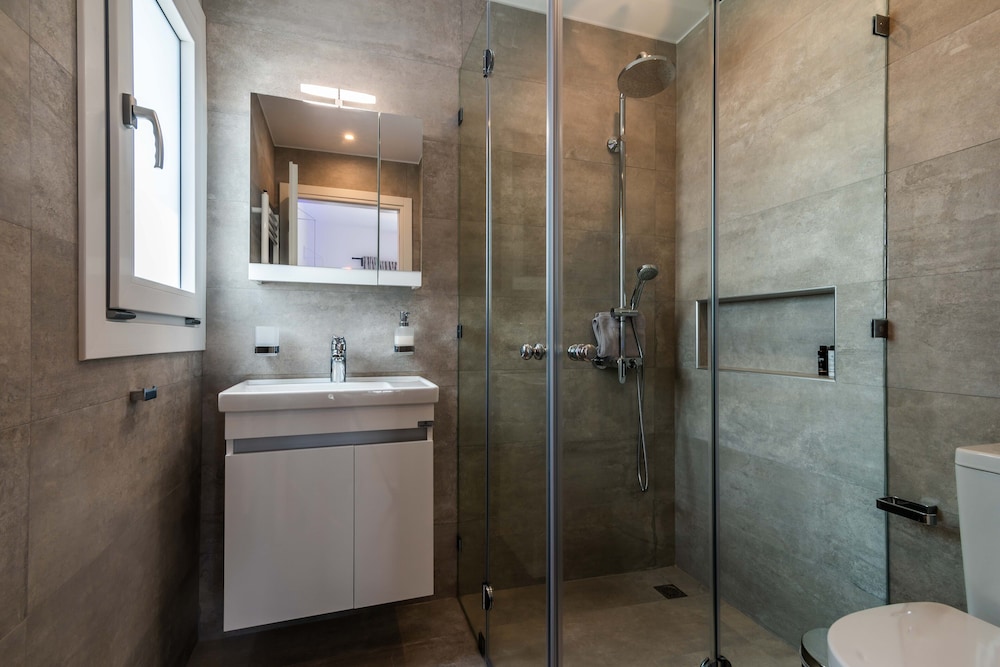 White Rock Milos Suites 51/55