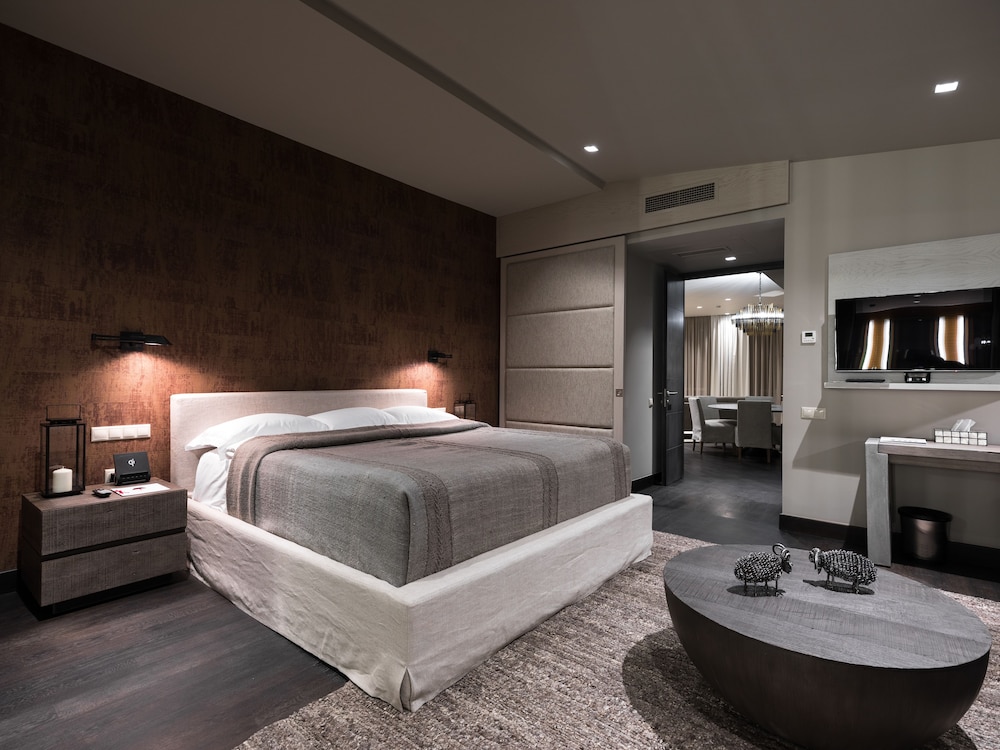 PRESIDENTIAL, SUITE