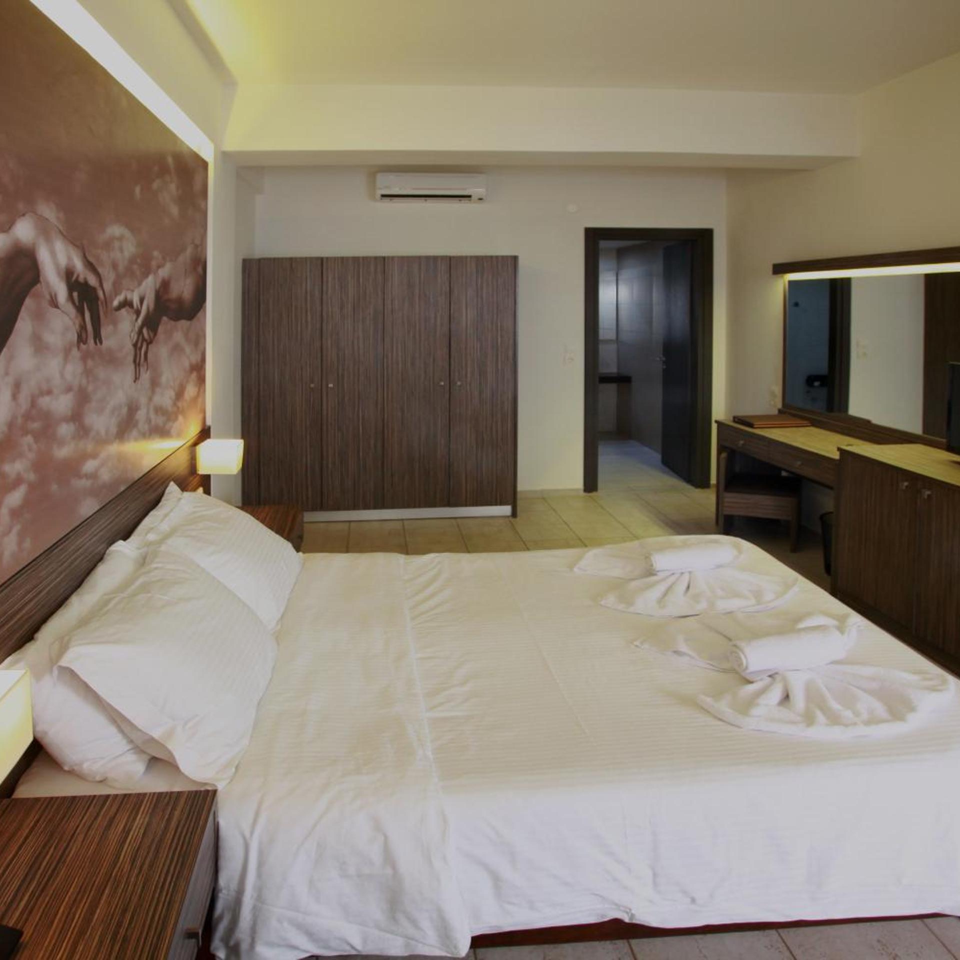 غرفة بسرير مزدوج أو سريرين منفصلين، Katrin Suites - Adults Only 2/3