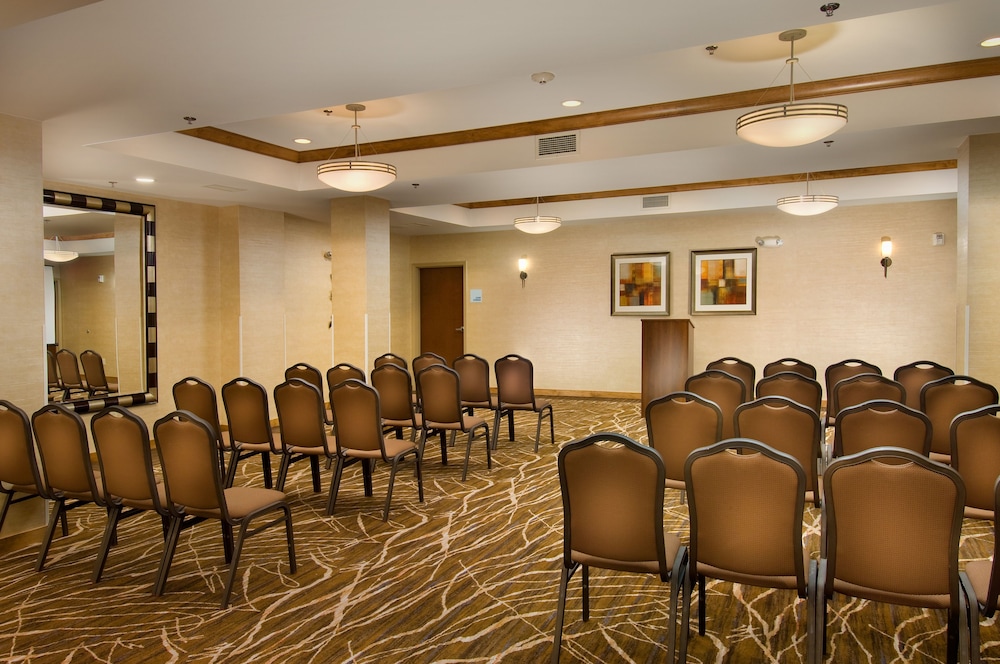 Holiday Inn Express Suites Alexandria Fort Belvoir 61/73