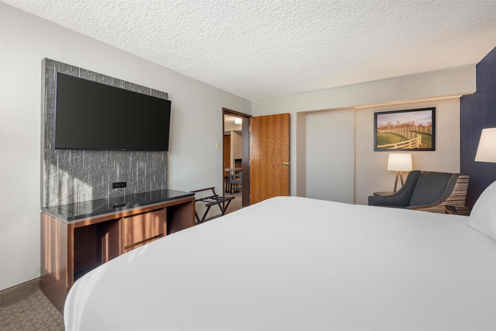 Drury Inn and Suites Paducah 16/50