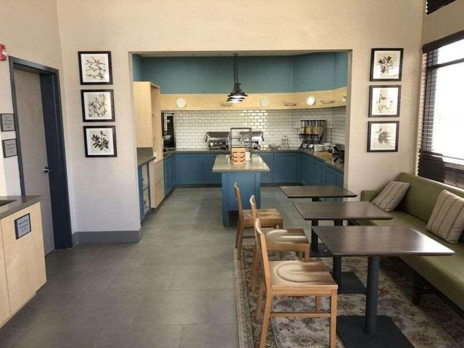 Country Inn and Suites By Radisson Bakersfield, CA 18/23