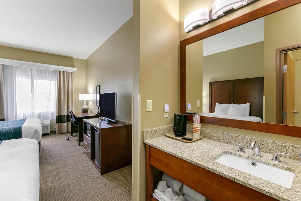 Comfort Inn & Suites Near University Of Wyoming 19/40