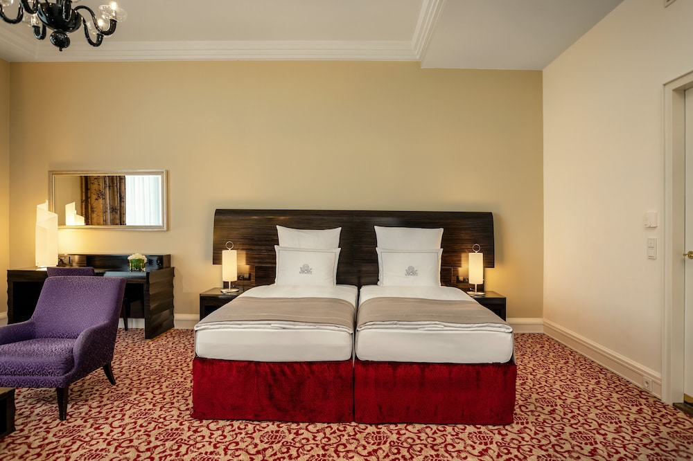 Hotel Atlantic Hamburg, Autograph Collection 8/42