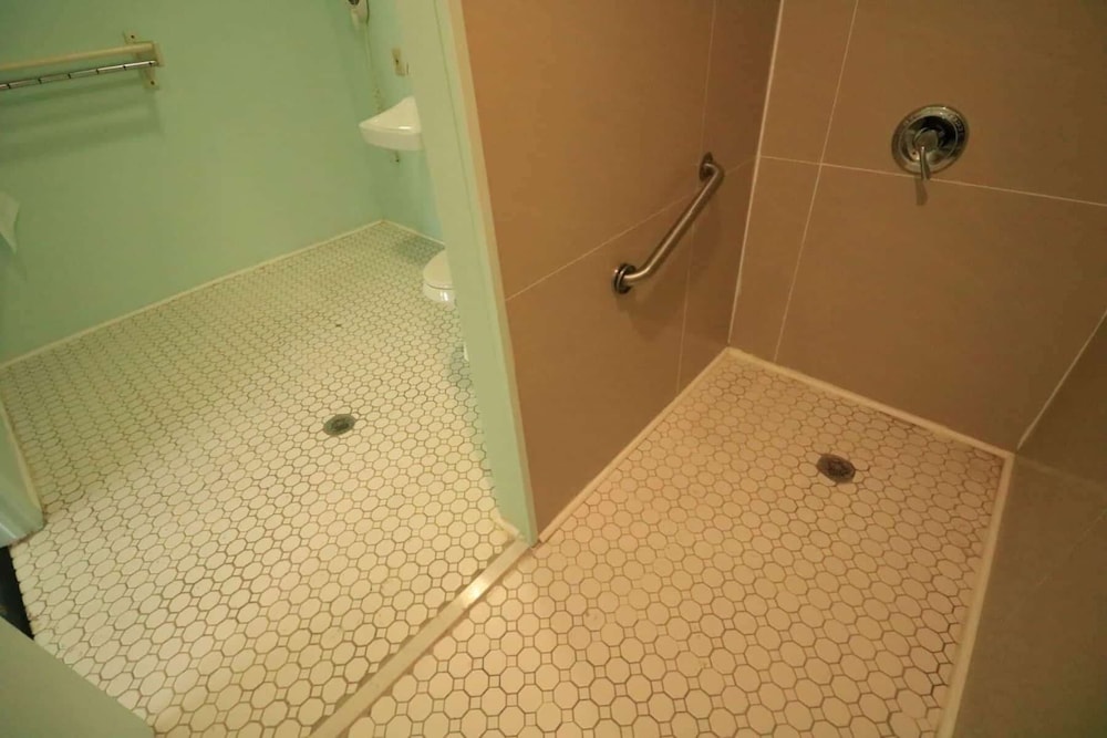 Travelodge by Wyndham Parkersburg 13/13