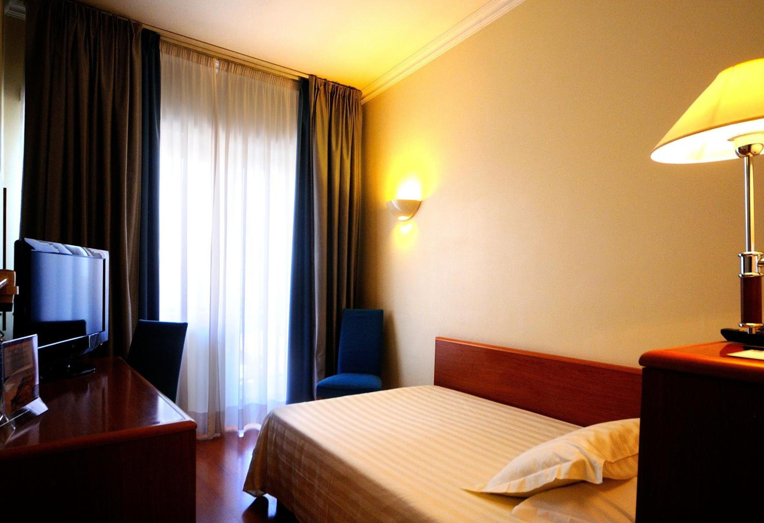 ROOM, SINGLE