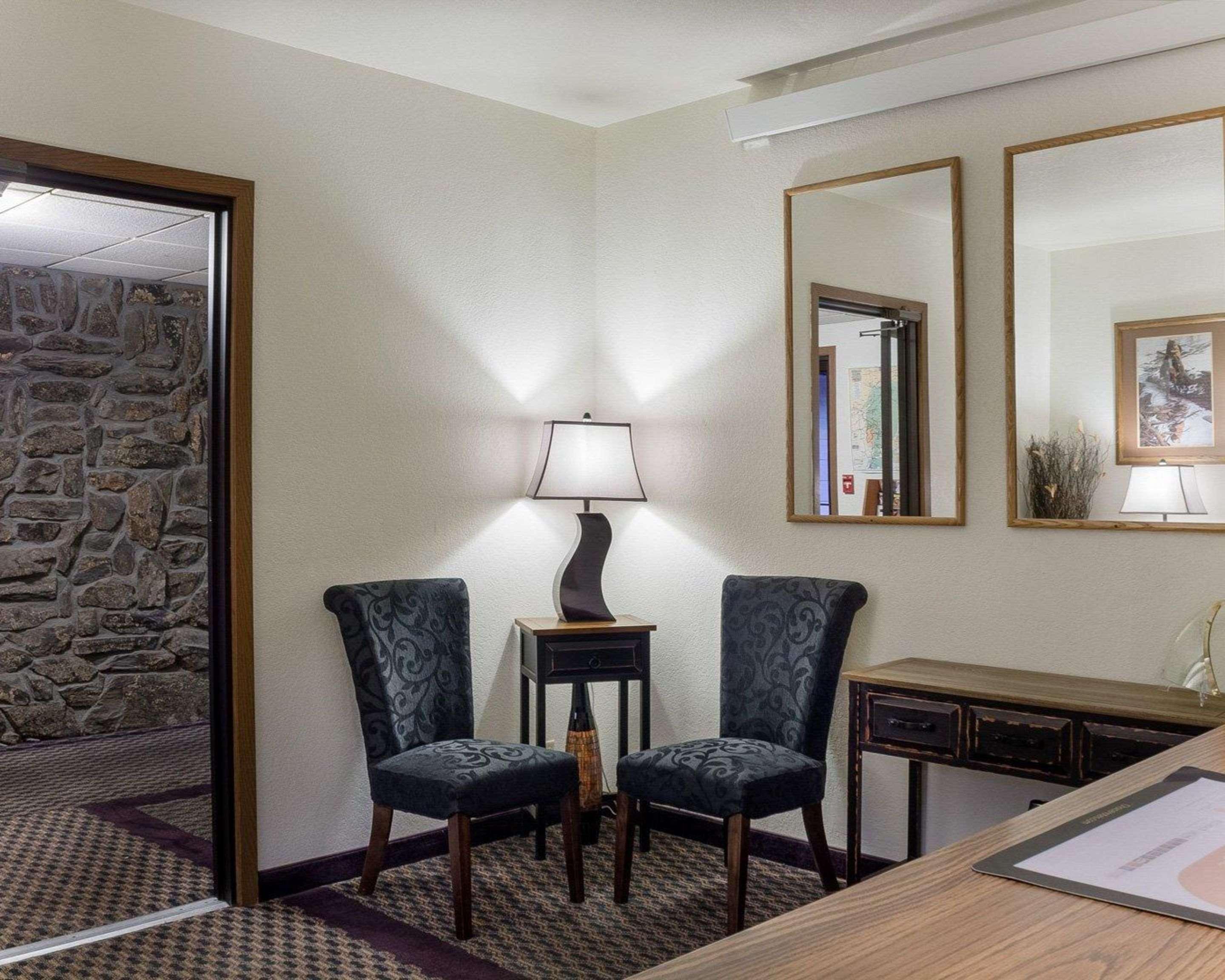 Royal Inn Keystone (ex Econo Lodge Near Mt. Rushmore Memorial) 15/20