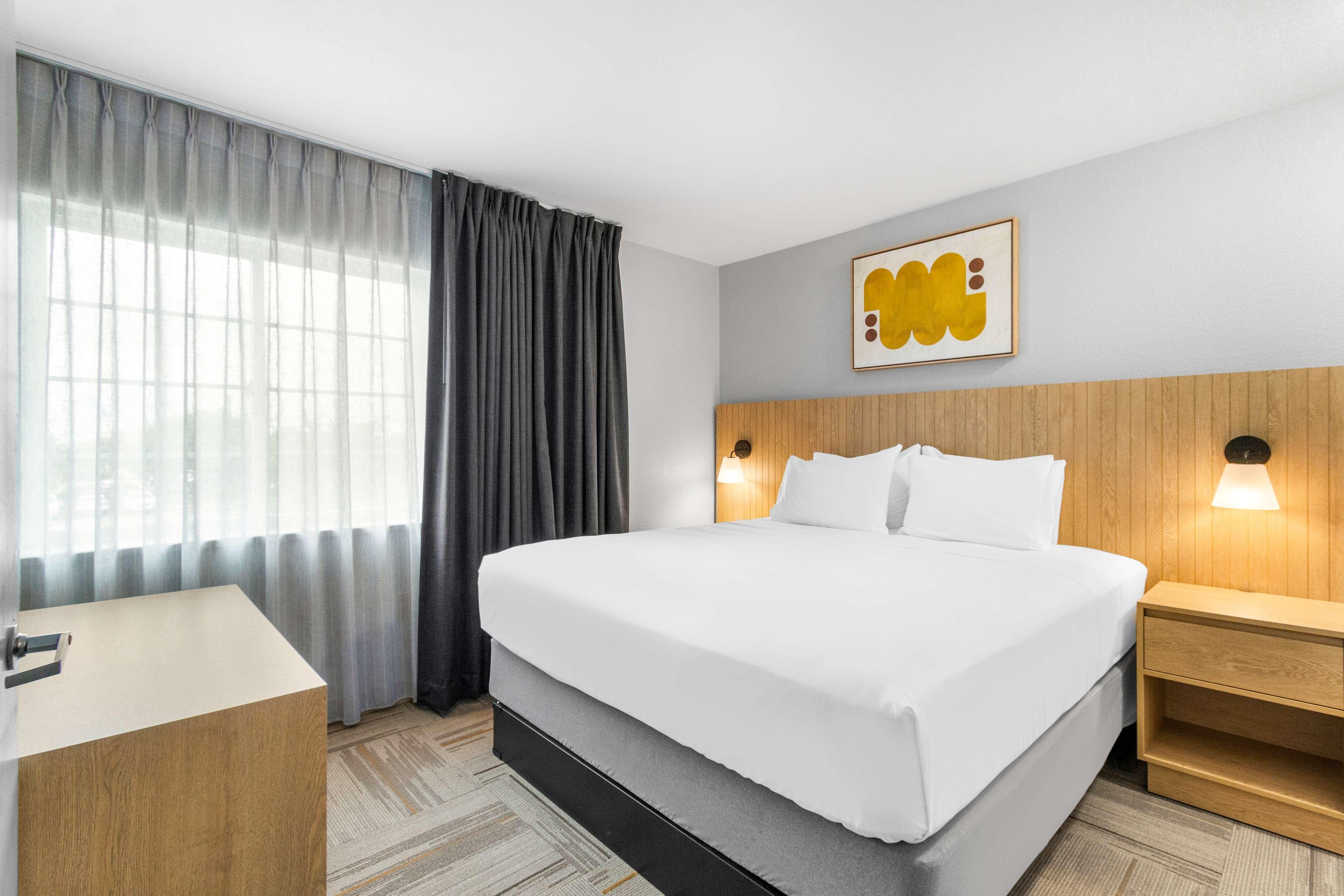 1 BEDROOM, SUITE, QUEEN BED, BATHTUB, ACCESSIBLE