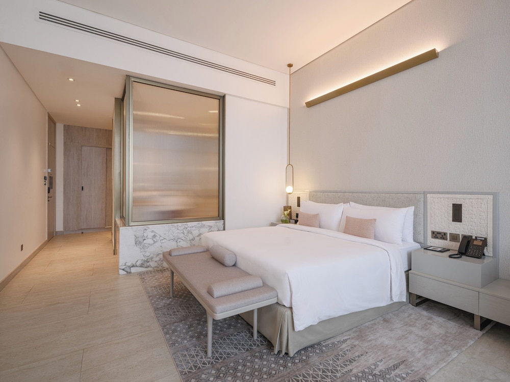 Grand, King Bed, Arabella Beach Hotel Kuwait, Vignette Collection 3/7