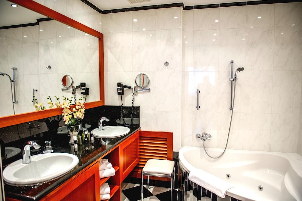 JUNIOR SUITE, STUDIO, KING BED, JETTED TUB