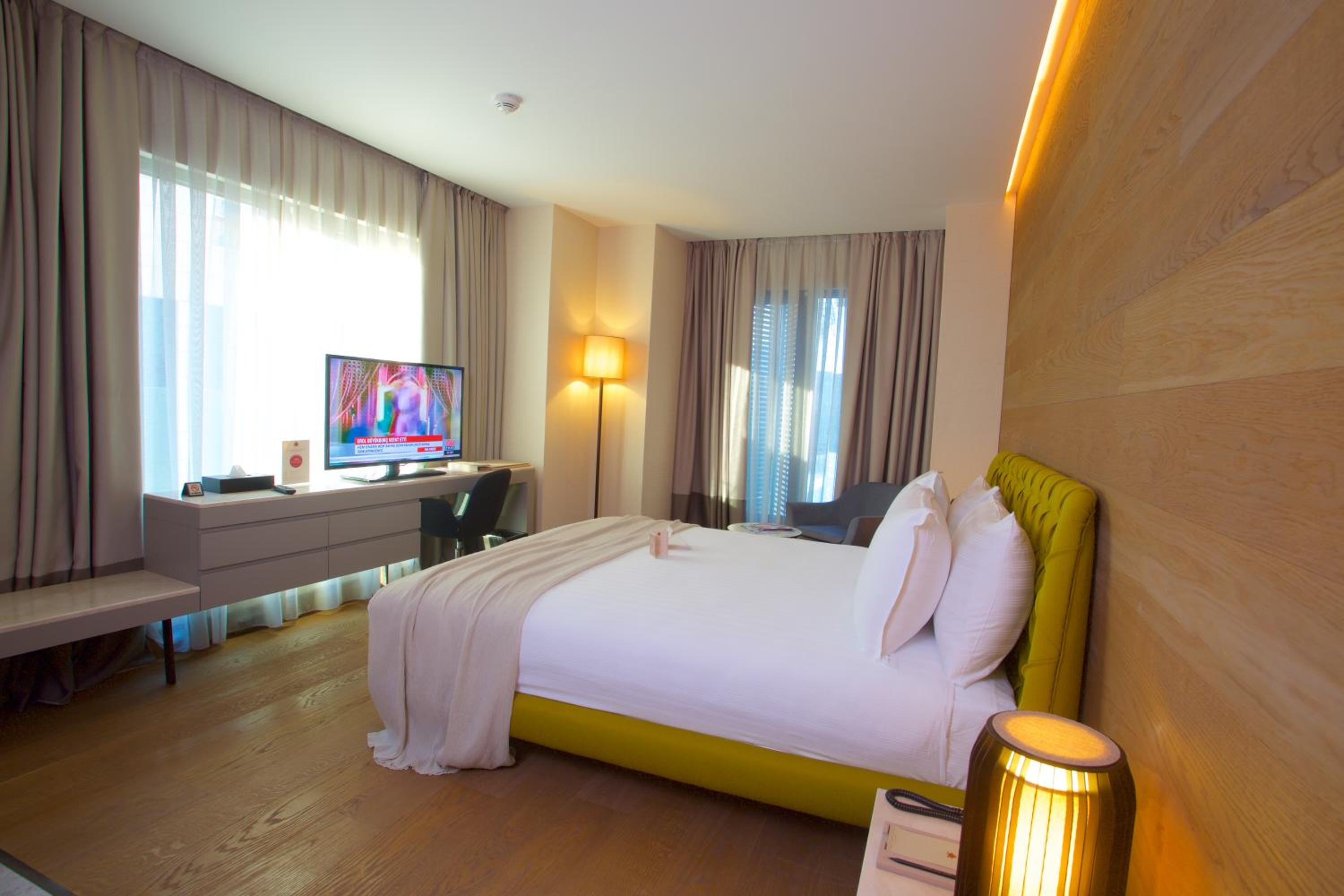 Executive, Queen Bed