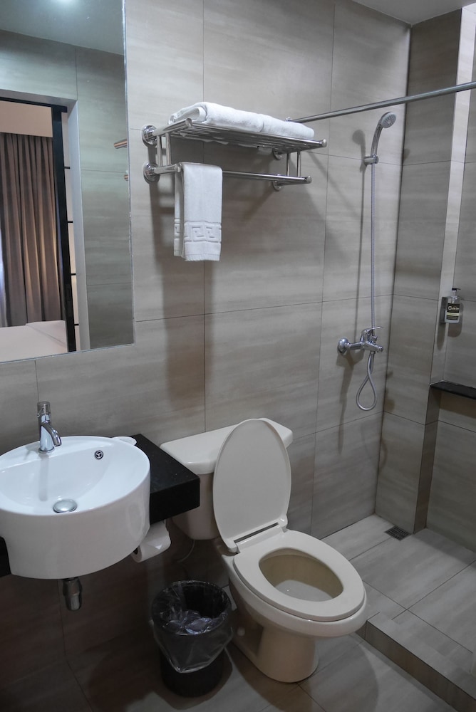 Circle Inn Hotel and Suites 62/63