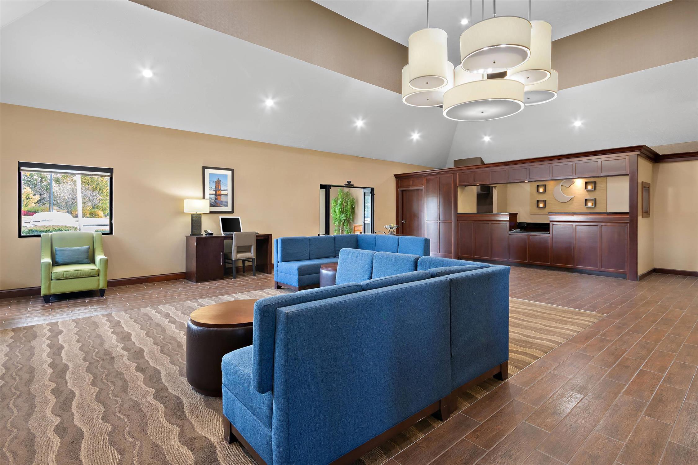 Comfort Inn & Suites Cincinnati Eastgate 8/40