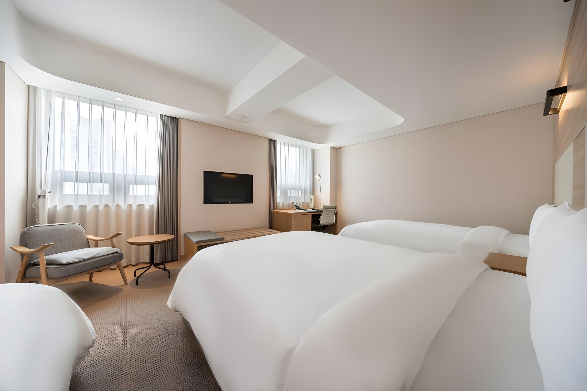 Grand, Family, Queen Bed, No Parking