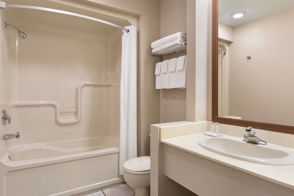 Travelodge By Wyndham Simcoe 47/50