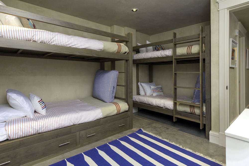 غرفة بأربعة أسرّة وسريرين كينج وسرير كوين بـ4 غرف نوم، The Auberge Residences at Element 52 6/10