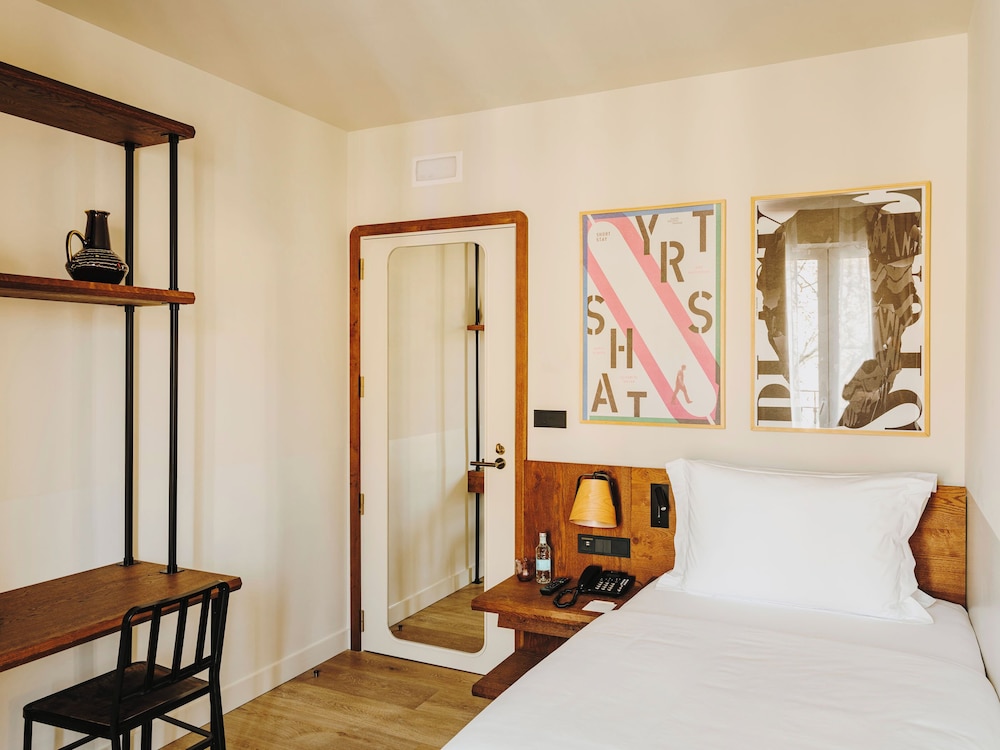 Connecting, Light, 1 King and 1 Single Beds