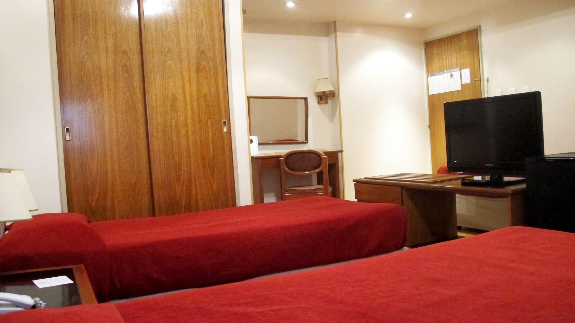 غرفة ثلاثية، Sheltown Hotel 2/3