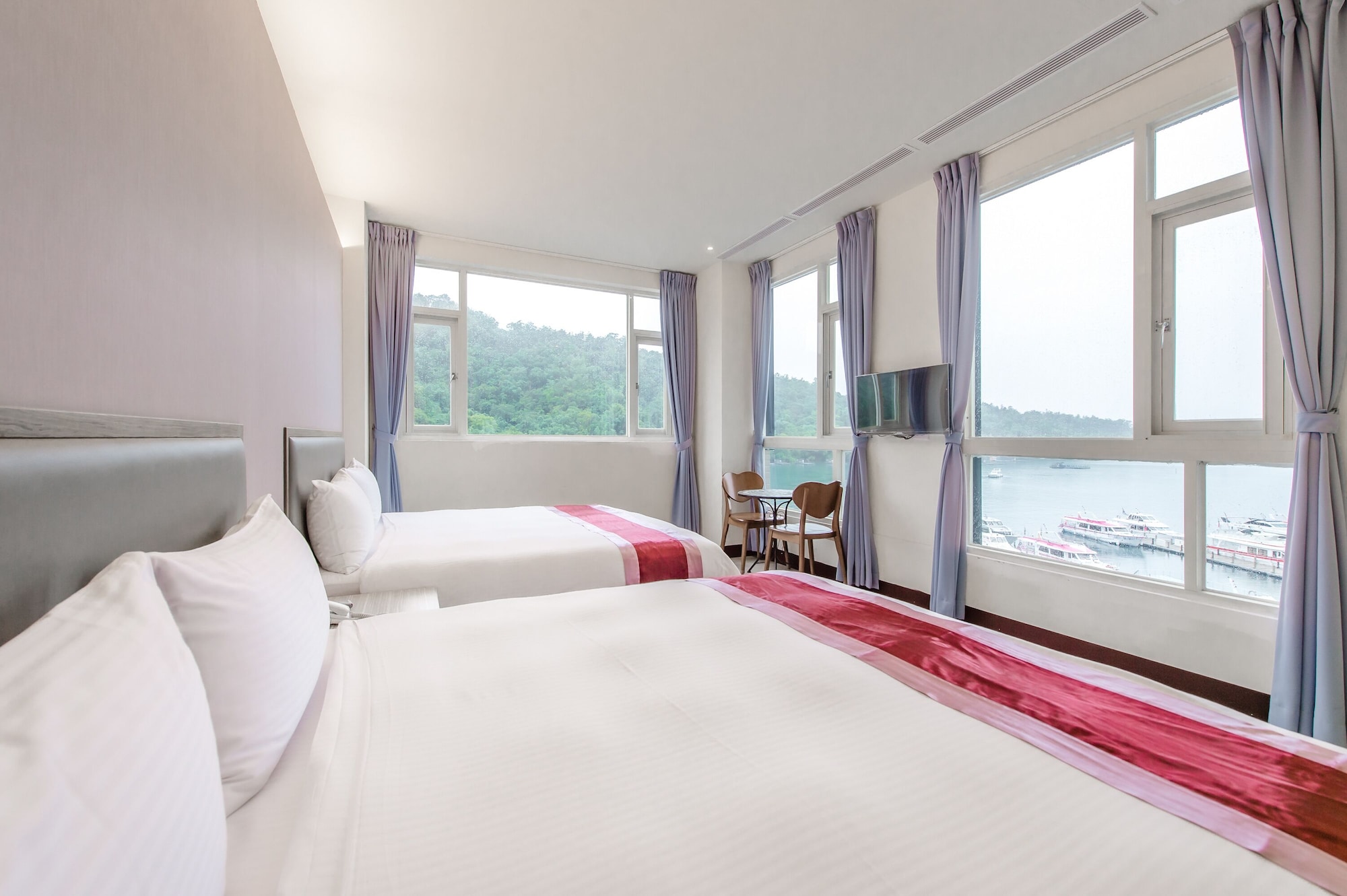 DELUXE, QUADRUPLE, LAKE VIEW