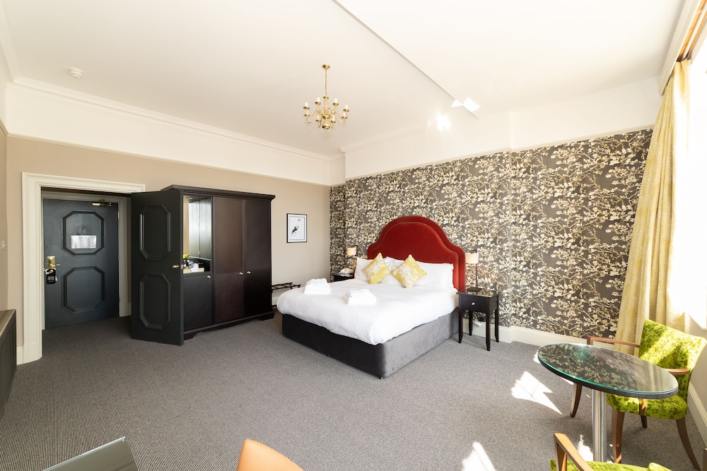Queens Hotel Portsmouth 33/76