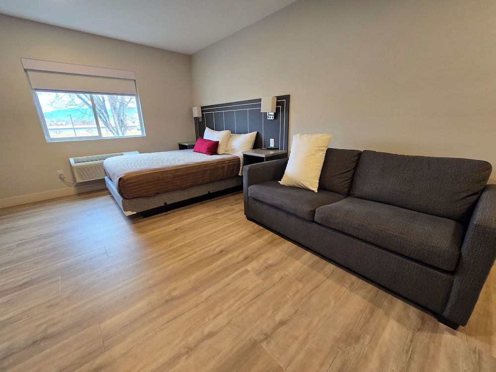Sahara Courtyard Inn Penticton 50/77