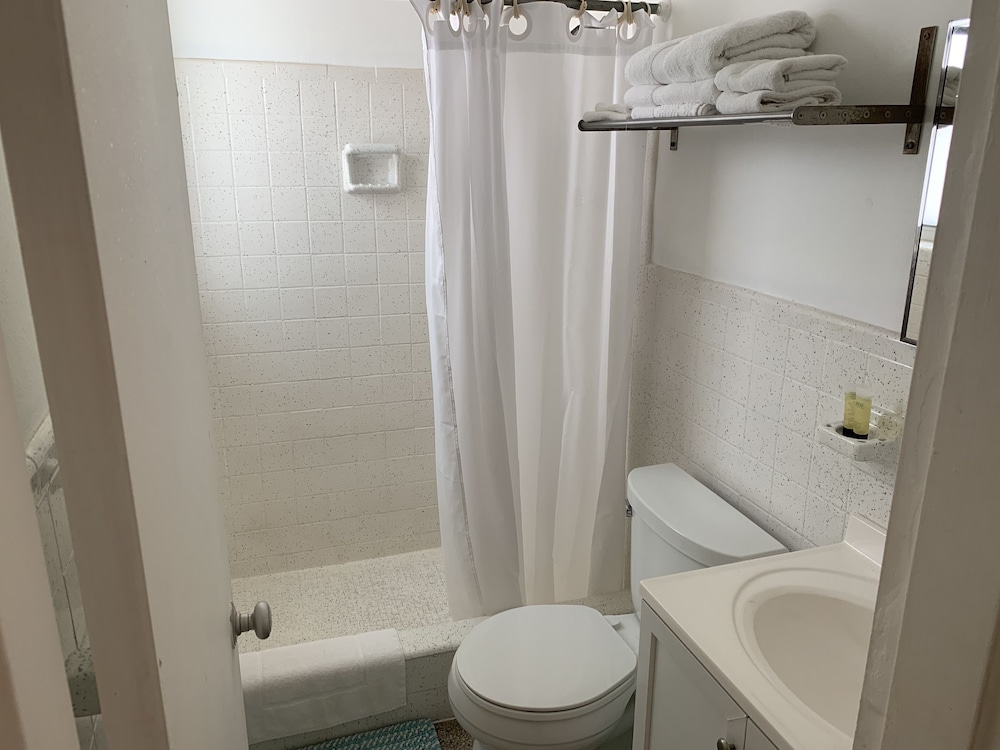 Tiana Beach Inn 47/48