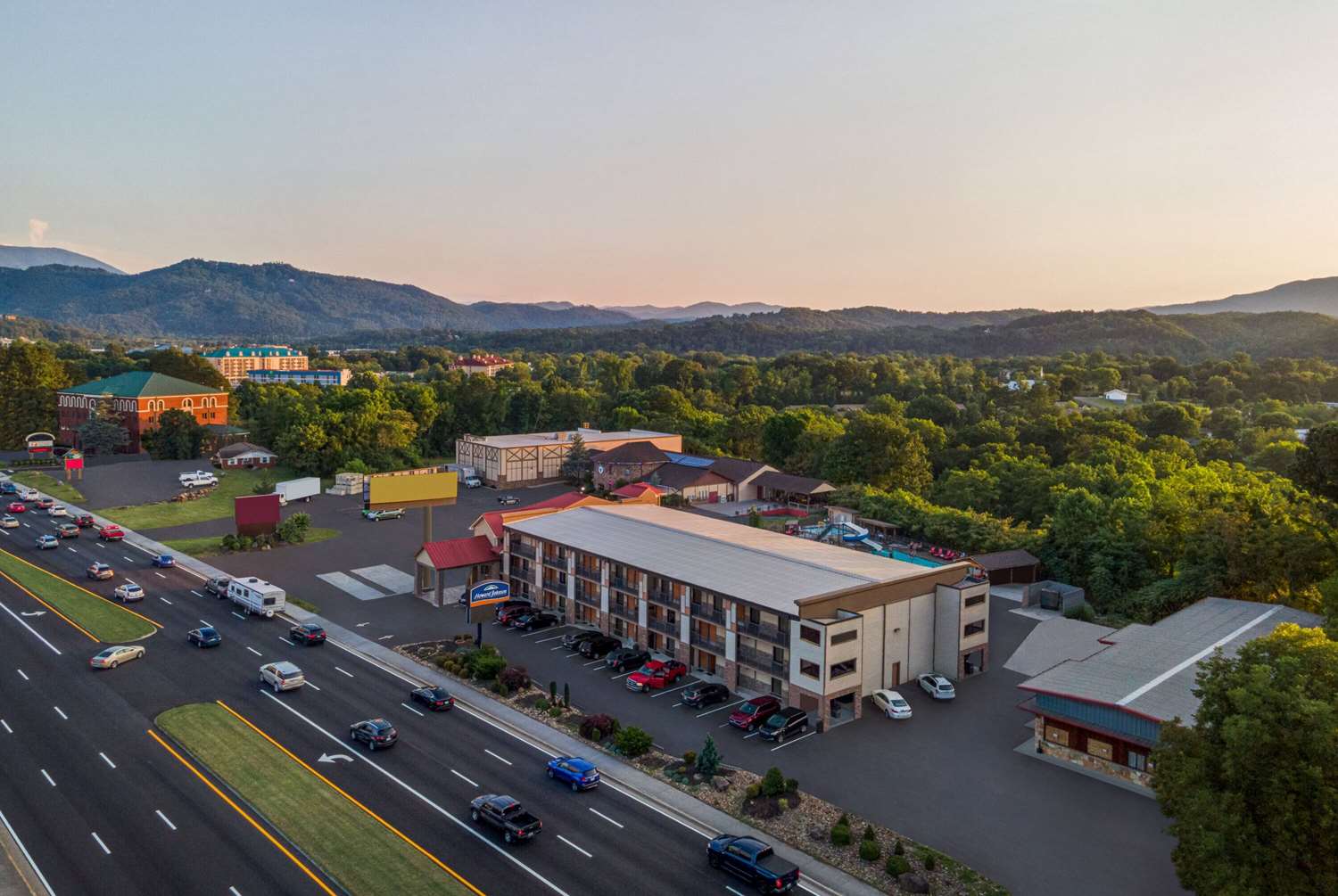 Howard Johnson By Wyndham Pigeon Forge 64/68
