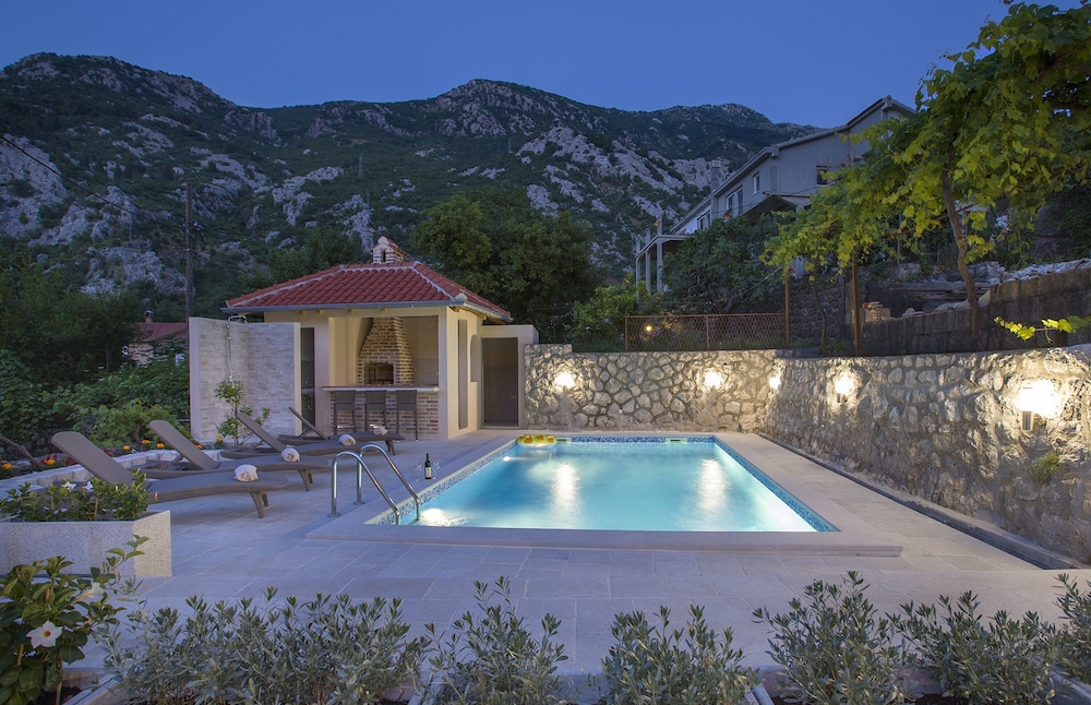 Apartments Mezini 11 3/50