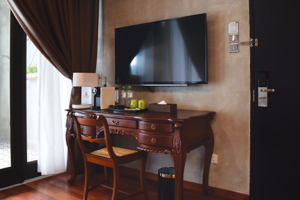 Treasures Hotel & Suites 54/64